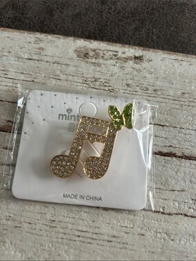 5-)25 Gold Rhinestone Music Note Pin with Green Butterfly Accent